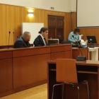 El empresario acusado, en primer plano, junto a su defensor durante el juicio en la Audiencia de Valladolid