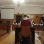 El supuesto explotador de trabajadores del campo, de espaldas, durante su declaraciòn en la segunda y última jornada del juicio celebrado en la Audiencia de Valladolid.