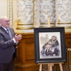 El alcalde, Jesús Julio Carnero y el autor de la obra, Augusto Ferrer-Dalmau presentan el cartel promocional de la Semana Santa de Valladolid 2026.
