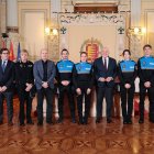 Foto de familia de la toma de posesión de los cuatro nuevos agentes de Policía Municipal en el Ayuntamiento.