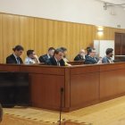 Un momento del juicio en Valladolid, en una imagen de archivo.
El Tribunal Superior de Justicia de Castilla y León ha ratificado la condena de un año y ocho meses de cárcel a Álvaro F.L. y su sobrino Diego como autores de la agresión registrada durante la madrugada del 21 de mayo de 2023 en Pozaldez, durante la celebración de sus fiestas, donde un joven que se encontraba bailando con sus amigas resultó herido al recibir inicialmente del primero un puñetazo en la cara y luego, junto con el otro condenado, patearle tras caer al suelo desplomado semiinconsciente.

POLITICA CASTILLA Y LEÓN ESPAÑA EUROPA VALLADOLID JUSTICIA