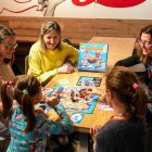 Las creadoras de 'Dragones atrapados en la isla' jugando una partida.
