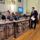 El portavoz del PSOE, Pedro Herrero, delante de Carnero, que habla con Carvajal.