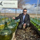Antonio de Íscar, CEO de Diez Siglos en el parque de 120 damajuanas de 16 litros.