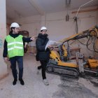 A la izquierda el concejal de Personas Mayores, Familia y Servicios Sociales, Rodrigo Nieto, junto al arquitecto municipal, Alberto Martin.