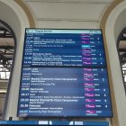 Pantallas de información con los trenes cancelados en el primer día de huelga
