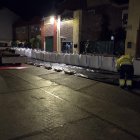 Operarios colocando sacas en Viana (Valladolid)