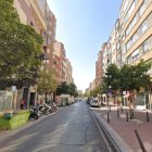 Lugar del atropello a la altura del número 12 de la calle Embajadores.