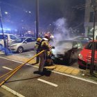 Los bomberos extinguen un coche en llamas en La Victoria