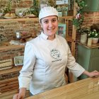 María es un ejemplo de emprendimiento que ha apostado por la vida rural  para realizar su pasión, la pastelería. A la izda, pastas artesanas ‘fontañinas’.