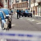 Allegados del joven muerto en las inmediaciones del hospital Clínico de Valladolid