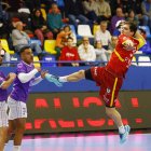 Pablo Herrero lanza a portería ante Gaudalajara.