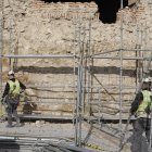 Inicio de la instalacion de medios auxiliares necesarios para la reconstruccion del abside de la Iglesia de Muriel