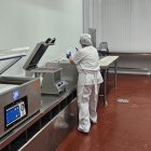 Preparando un pedido de ‘Vinuesa en tu mesa’ en las instalaciones del matadero