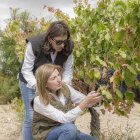 Carmen y Lourdes Martínez Zabala contemplan el viñedo ecológico