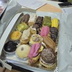 Un votante obsequia con pasteles a los integrantes de la mesa electoral de Cabañas Raras (León)