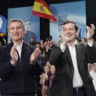 El presidente nacional del PP, Alberto Núñez Feijóo, y el candidato a la reelección como presidente de la Junta, Alfonso Fernández Mañueco, durante el acto de fin de campaña del PPCyL en Valladolid