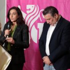 La candidata de Unión del Pueblo Leonés, Alicia Gallego, analiza los resultados de las elecciones junto a Rosa María Quintanilla y Luis Mariano Santos