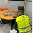 Productos intervenidos por la Guardia Civil en una empresa de paquetería