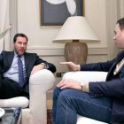 Óscar Puente recibe al secretario general del PSOE de León, Javier Alfonso Cendón, en su primer encuentro como ministro en una foto de archivo.