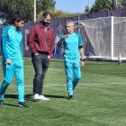El segundo entrenador Generelo (izquierda) y Escribá (derecha) hablan con el copresidente Solares tras el entrenamiento de ayer.