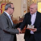 Javier Reyes recibe el reconocimiento de Jesús Julio Carnero