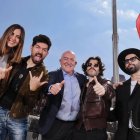 El grupo Siloé y el alcalde Jesús Julio Carnero, en el balcón del Ayuntamiento de Valladolid.