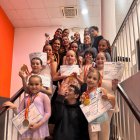 Bailarines y bailarinas de la escuela Danza Abierta posan con sus medallas junto a su mentor, Jorge Sánchez Agramonte.