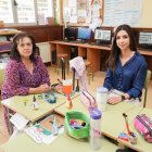 La alcaldesa del municipio, Silvia Lorenzo, y la profesora del colegio, Sara Melero, en un aula del centro
