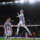 Chuki celebra su segundo tanto ante un sonriente Sanseviero, autor de la asistencia.
