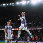 Chuki celebra su segundo tanto ante un sonriente Sanseviero, autor de la asistencia.