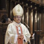 El arzobispo de Valladolid y presidente de la Conferencia Episcopal Luis Argüello oficia la misa crismal del Jueves Santo en la catedral.