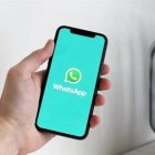 Una persona utilizando la aplicación de WhatsApp