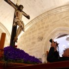 El alcalde de Valladolid hace una fotografía al Cristo de la Luz en Valladolid.