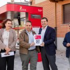 Alfonso Fernández Mañueco, participa en el acto conmemorativo del modelo del transporte de viajeros 'Buscyl' con la entrega de la tarjeta 700.000