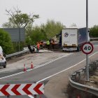 Accidente camión volcado en la salida 12 de la VA30 dirección arroyo.