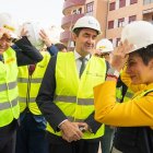 Isabel Rodríguez y Juan Carlos Suárez-Quiñones visitan las obras de una promoción de 40 viviendas asequibles para jóvenes en Ávila.