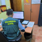 Un agente de la Guardia Civil investiga en redes, en una imagen de archivo