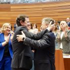 Alfonso Fernández Mañueco abraza a Francisco Vázquez tras ser elegido presidente de las Cortes.