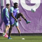 Noah Ohio da un toque de balón en el entrenamiento de miércoles.