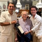 Los jugadores Mikel Oyarzabal y Álvaro Odriozola junto a Txomin Recondo y la botella de Vega Sicilia