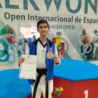 Adrián Araujo, con su medalla de plata.