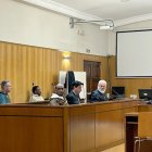 Los dos condenados al fondo durante la vista de conformidad.