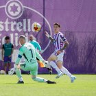 Carvajal pica el balón para marcar el primer gol del Promesas al Langreo, el pasado domingo.