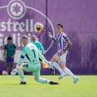 Carvajal pica el balón para marcar el primer gol del Promesas al Langreo, el pasado domingo.