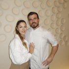 El cocinero abulense Jorge de la Vega junto a Lorena, su pareja,  en el restaurante de arroces y cocina de mercado