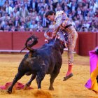 Cogida a Roca Rey en la Plaza de Toros de la Maestranza.