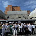 Médicos se concentran en el Clínico en una nueva jornada de huelga del colectivo médico.