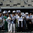 Médicos se concentran en el Clínico en una nueva jornada de huelga del colectivo médico.