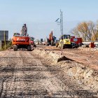 Movimiento de tierras con maquinaria pesada en una autovía en obras.